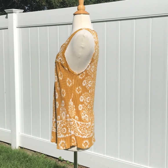 Lucky Brand Sleeveless Yellow Gold and While Floral Printed V-Neck Top Size Med - Picture 10 of 16